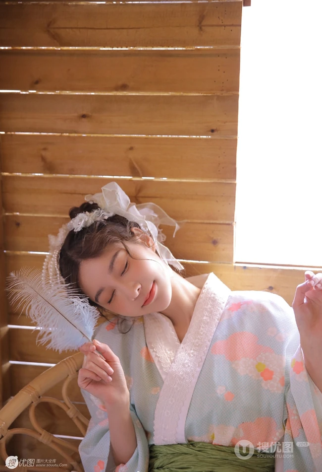 清纯古装少女阳光小木屋清新写真，阳光明媚早踏春