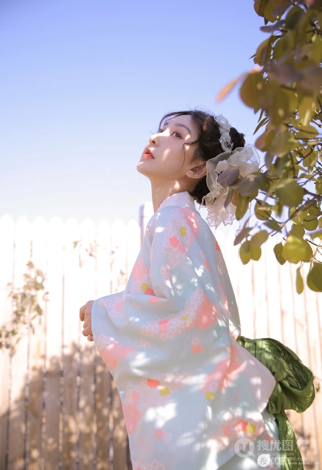 清纯古装少女阳光小木屋清新写真，阳光明媚早踏春