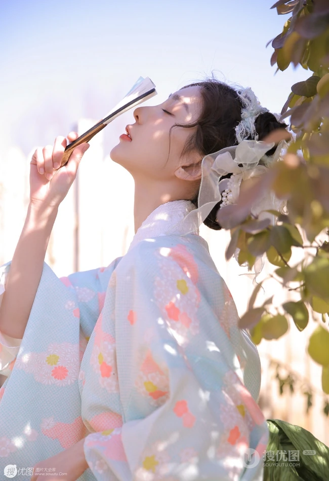 清纯古装少女阳光小木屋清新写真，阳光明媚早踏春