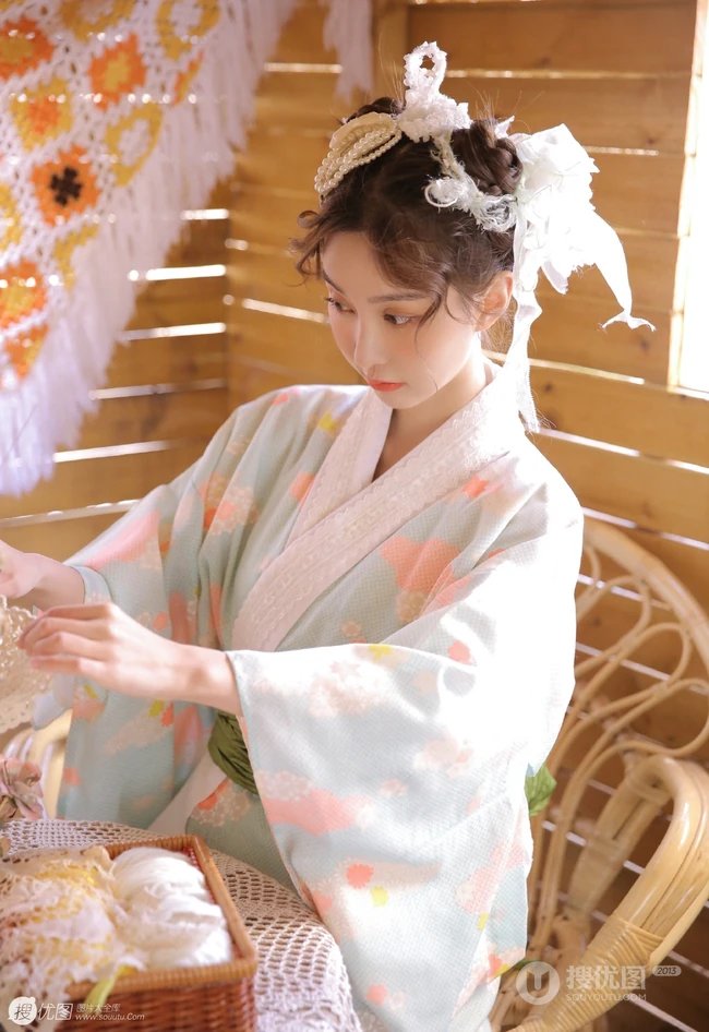 清纯古装少女阳光小木屋清新写真，阳光明媚早踏春