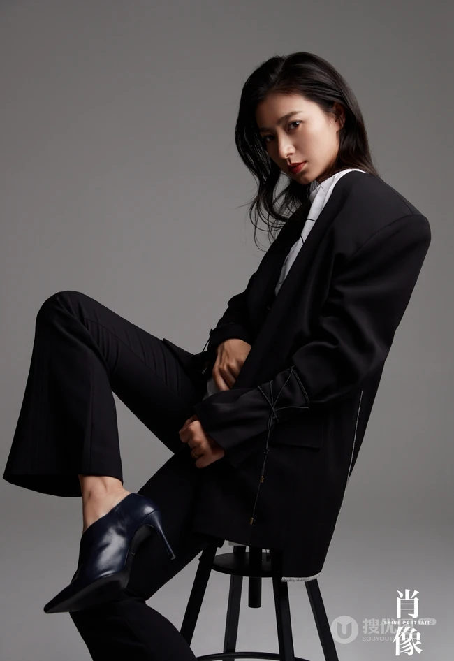 斓曦气质写真，女演员斓曦紧身运动服系列黑白写真图片