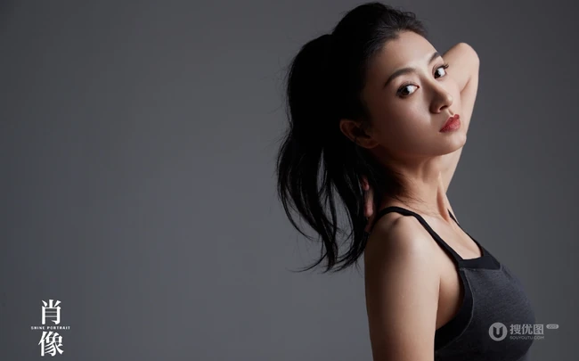 斓曦气质写真，女演员斓曦紧身运动服系列黑白写真图片
