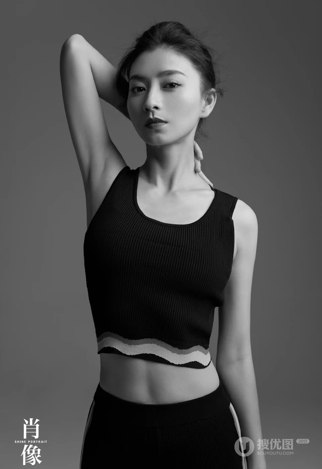 斓曦气质写真，女演员斓曦紧身运动服系列黑白写真图片