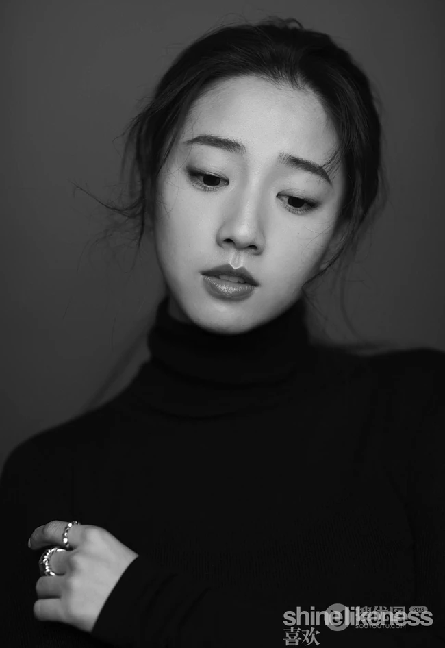 马梦唯高清写真，马梦唯清新优雅黑白大头照动人写真图片