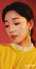 马梦唯复古红衣杂志写真图片