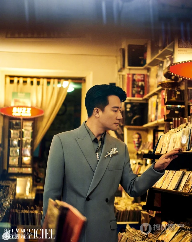 黄轩暖调色彩魅力写真，演员黄轩流连怀旧唱片店复古文艺杂志图片
