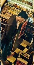 黄轩暖调色彩魅力写真，演员黄轩流连怀旧唱片店复古文艺杂志图片