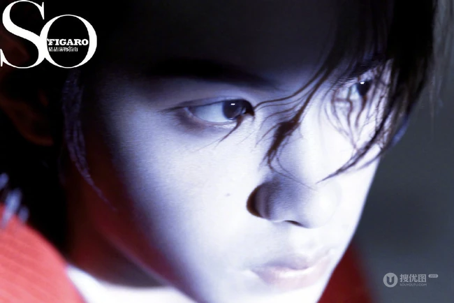 黄明昊《精品购物指南》新版杂志封面写真图片
