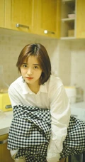 沈月暖色调居家唯美写真，着白衣衬衫自然纯真很随性