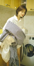 沈月暖色调居家唯美写真，着白衣衬衫自然纯真很随性