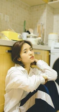 沈月暖色调居家唯美写真，着白衣衬衫自然纯真很随性