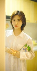 沈月暖色调居家唯美写真，着白衣衬衫自然纯真很随性
