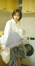 沈月暖色调居家唯美写真，着白衣衬衫自然纯真很随性
