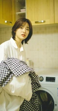 沈月暖色调居家唯美写真，着白衣衬衫自然纯真很随性