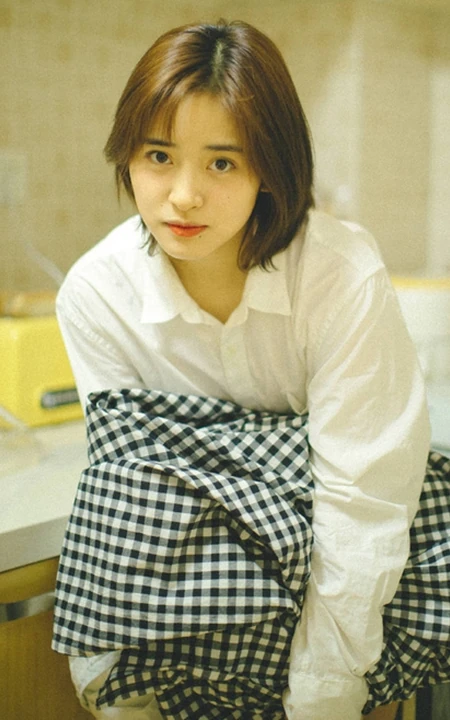 沈月暖色调居家唯美写真，着白衣衬衫自然纯真很随性