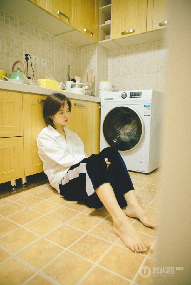 沈月暖色调居家唯美写真，着白衣衬衫自然纯真很随性