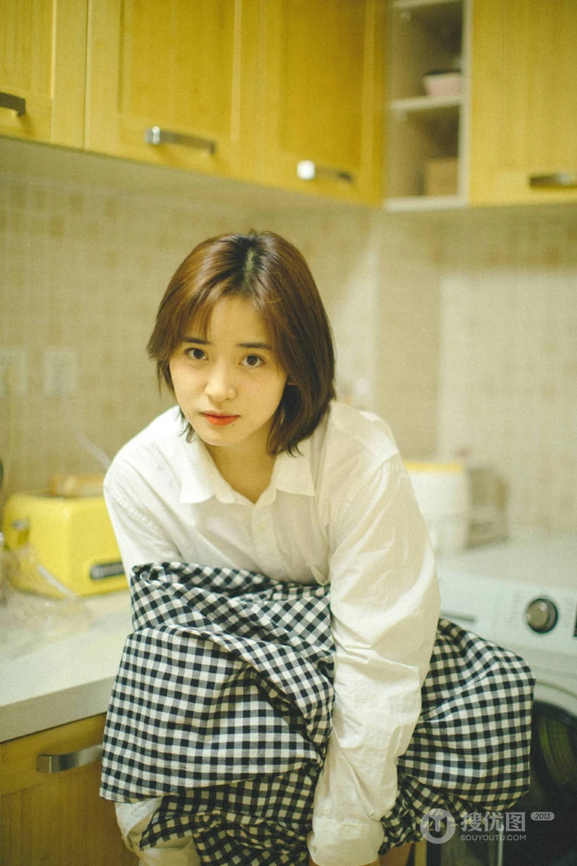 沈月暖色调居家唯美写真，着白衣衬衫自然纯真很随性