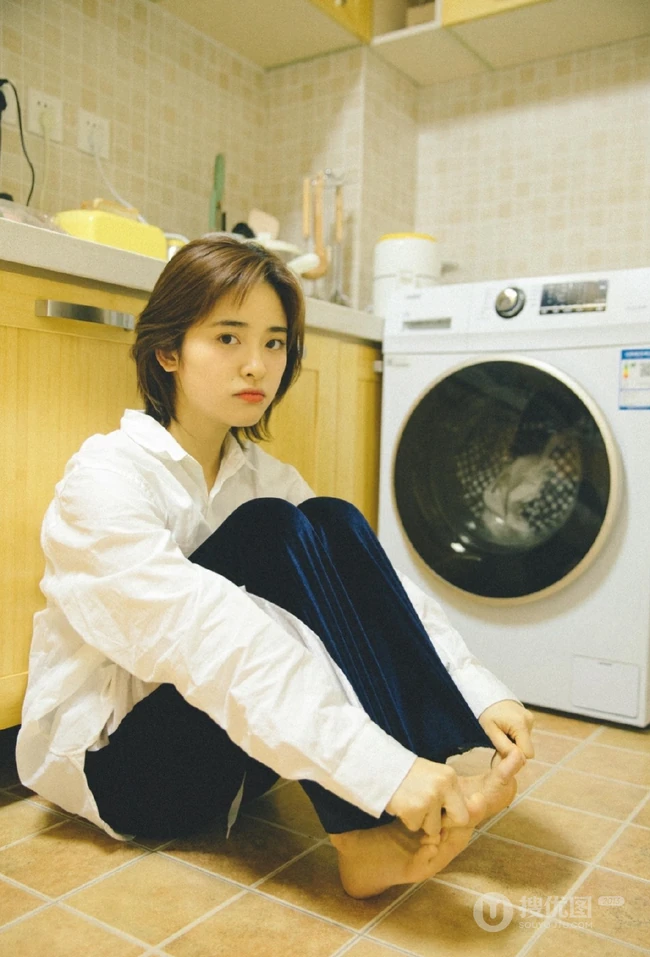 沈月暖色调居家唯美写真，着白衣衬衫自然纯真很随性