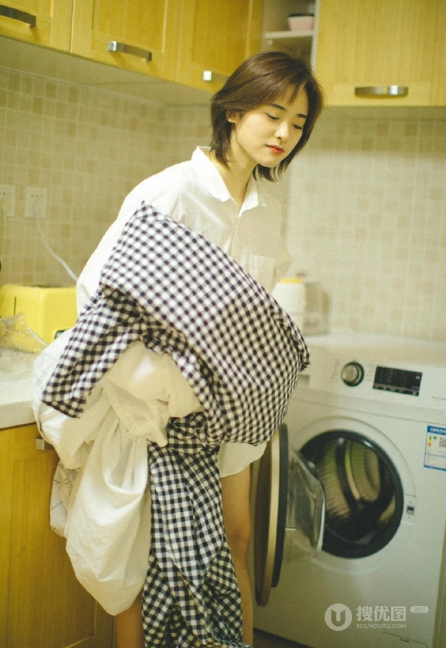 沈月暖色调居家唯美写真，着白衣衬衫自然纯真很随性