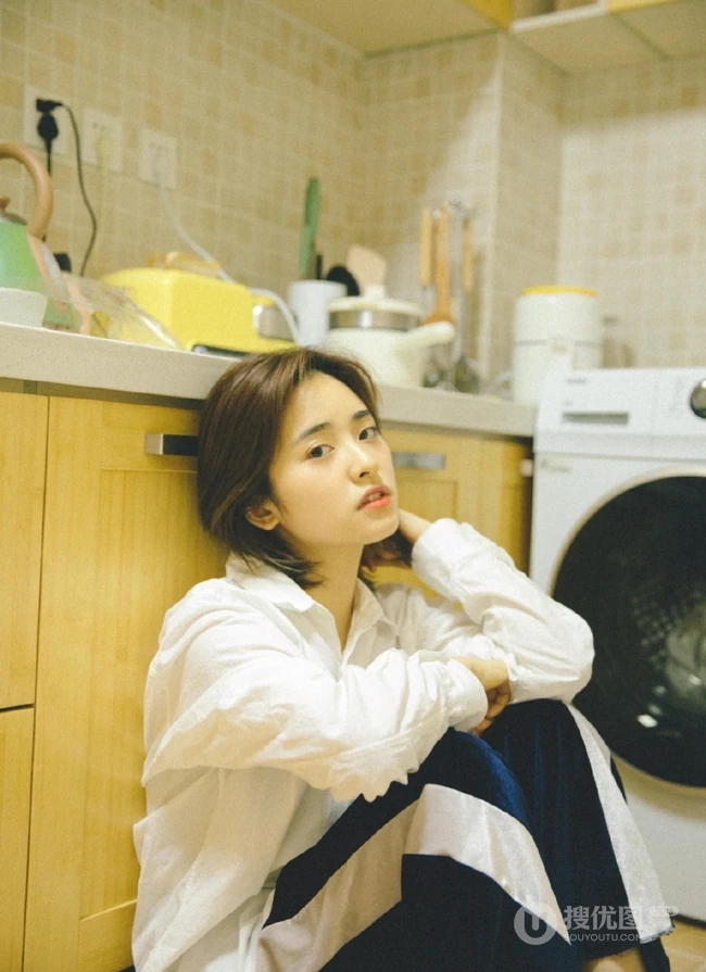 沈月暖色调居家唯美写真，着白衣衬衫自然纯真很随性
