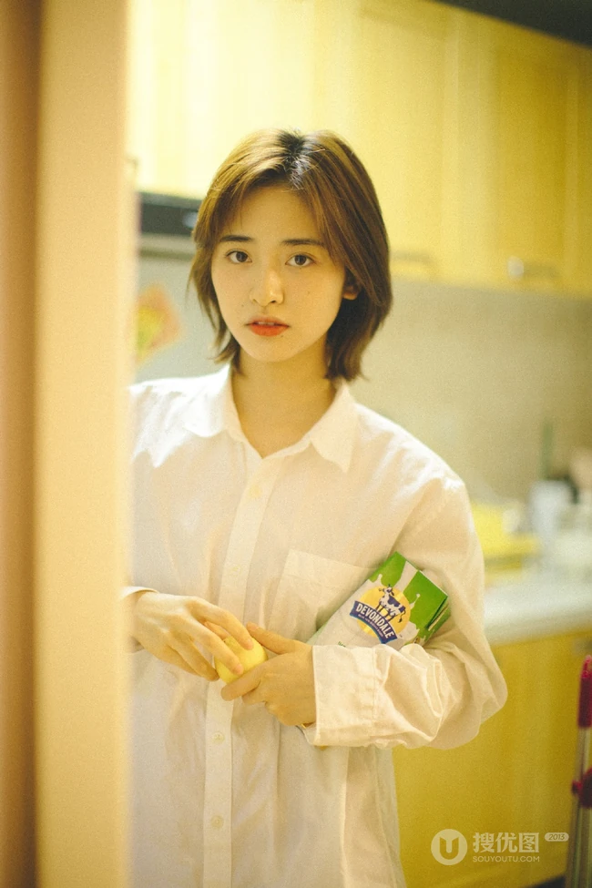 沈月暖色调居家唯美写真，着白衣衬衫自然纯真很随性
