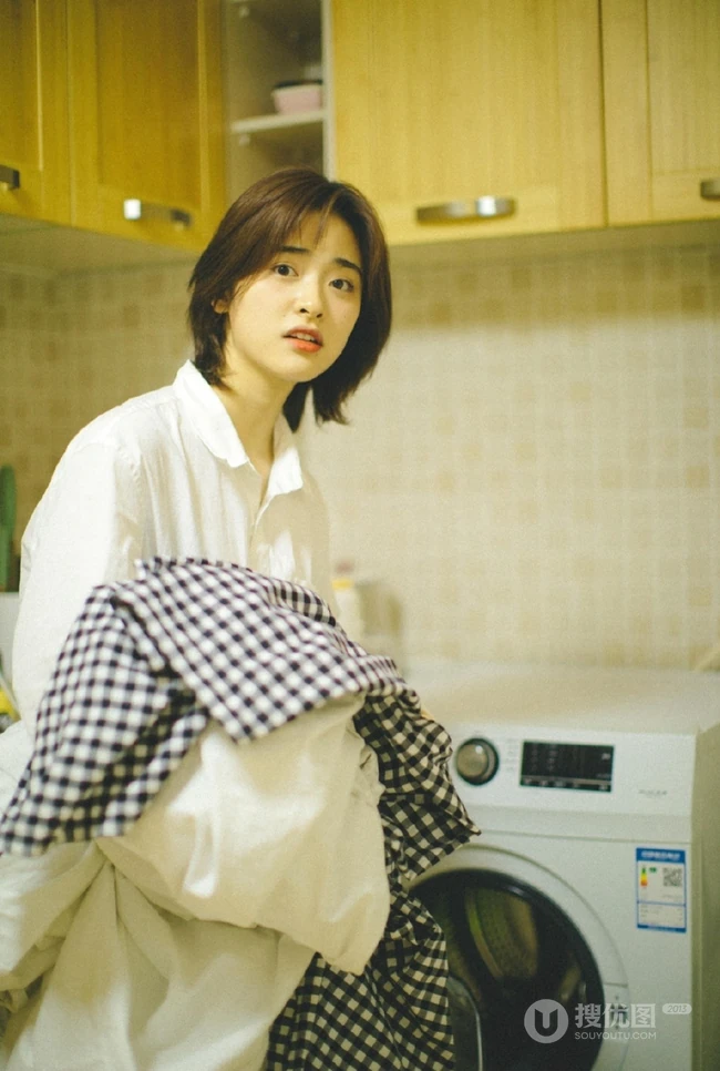 沈月暖色调居家唯美写真，着白衣衬衫自然纯真很随性