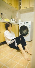 沈月暖色调居家唯美写真，着白衣衬衫自然纯真很随性