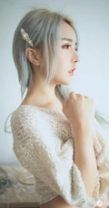 银发柔美气质线条线条感女孩室内写真，匀称身形阿罗多姿