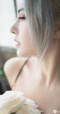 银发柔美气质线条线条感女孩室内写真，匀称身形阿罗多姿