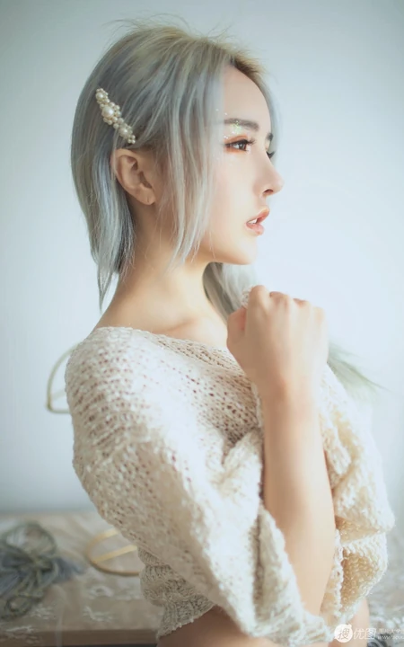 银发柔美气质线条线条感女孩室内写真，匀称身形阿罗多姿