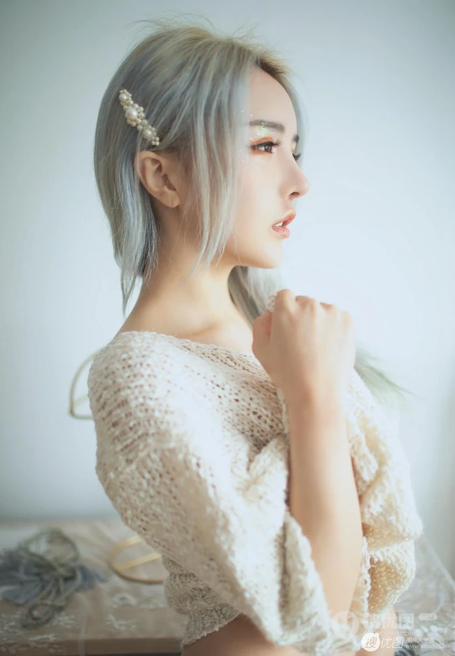 银发柔美气质线条线条感女孩室内写真，匀称身形阿罗多姿