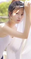 白皙稚嫩小巧玲珑学生妹子丸子头超短裤修长线条感洗衣服写真美图