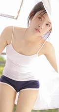 白皙稚嫩小巧玲珑学生妹子丸子头超短裤修长线条感洗衣服写真美图