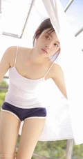 白皙稚嫩小巧玲珑学生妹子丸子头超短裤修长线条感洗衣服写真美图