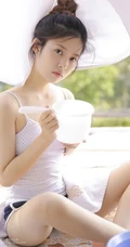 白皙稚嫩小巧玲珑学生妹子丸子头超短裤修长线条感洗衣服写真美图