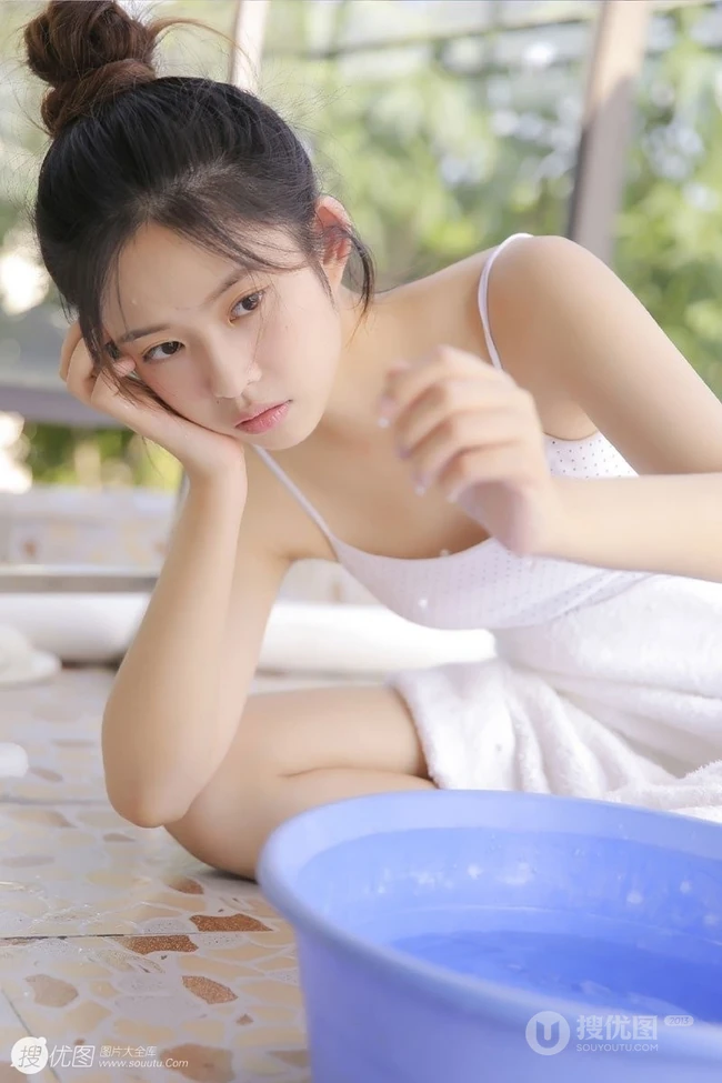 白皙稚嫩小巧玲珑学生妹子丸子头超短裤修长线条感洗衣服写真美图