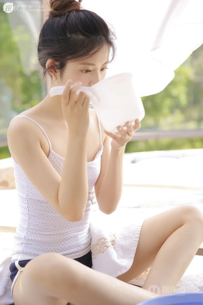 白皙稚嫩小巧玲珑学生妹子丸子头超短裤修长线条感洗衣服写真美图