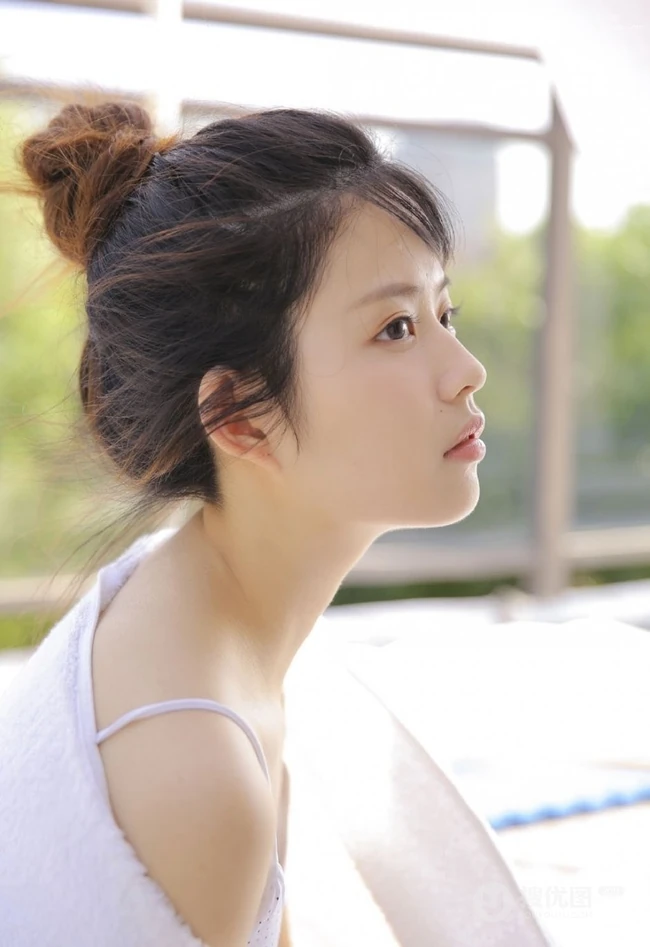 白皙稚嫩小巧玲珑学生妹子丸子头超短裤修长线条感洗衣服写真美图