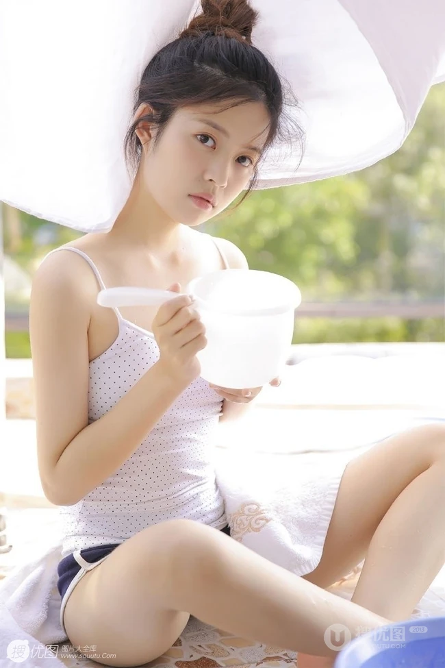 白皙稚嫩小巧玲珑学生妹子丸子头超短裤修长线条感洗衣服写真美图