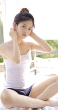 白皙稚嫩小巧玲珑学生妹子丸子头超短裤修长线条感洗衣服写真美图