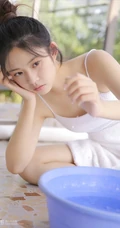 白皙稚嫩小巧玲珑学生妹子丸子头超短裤修长线条感洗衣服写真美图