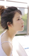 白皙稚嫩小巧玲珑学生妹子丸子头超短裤修长线条感洗衣服写真美图