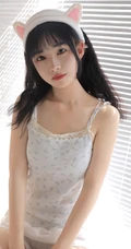 情不自禁，甜美清纯日系少女肩带衣短裤热裤室内写真图片