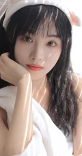 情不自禁，甜美清纯日系少女肩带衣短裤热裤室内写真图片