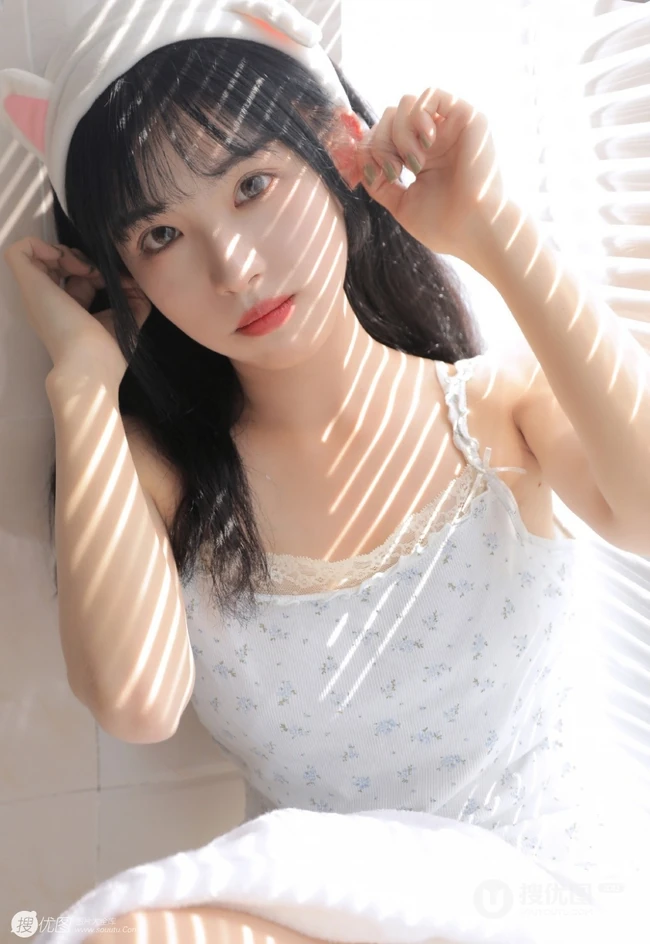 情不自禁，甜美清纯日系少女肩带衣短裤热裤室内写真图片