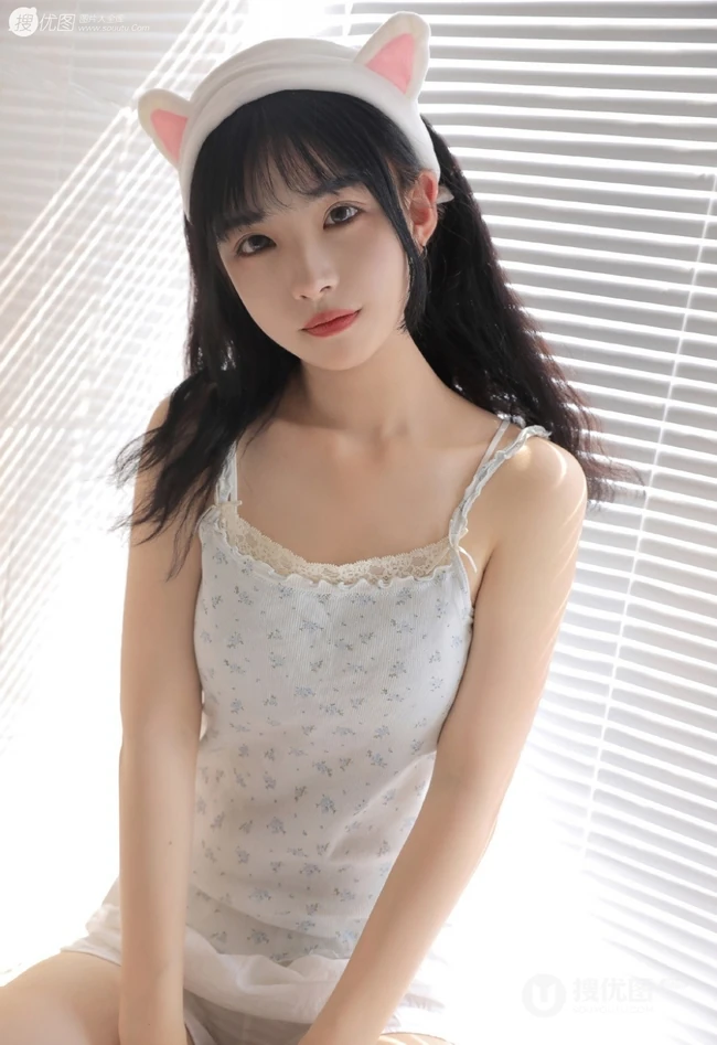 情不自禁，甜美清纯日系少女肩带衣短裤热裤室内写真图片