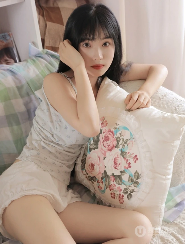 情不自禁，甜美清纯日系少女肩带衣短裤热裤室内写真图片