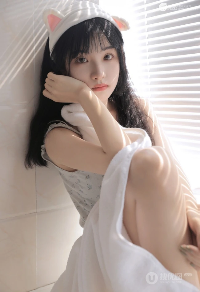 情不自禁，甜美清纯日系少女肩带衣短裤热裤室内写真图片