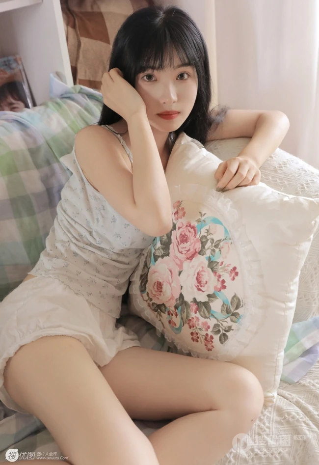 情不自禁，甜美清纯日系少女肩带衣短裤热裤室内写真图片