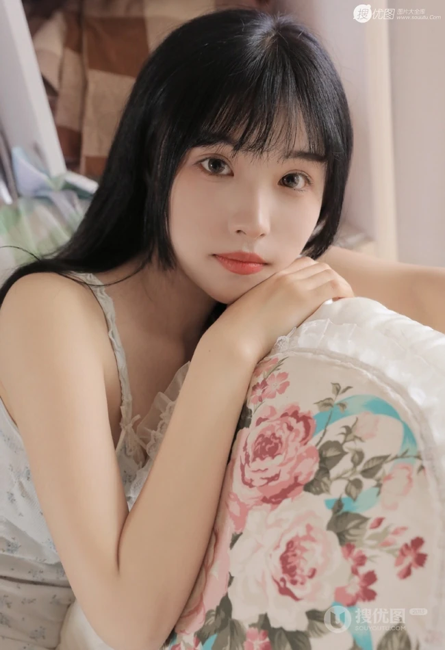 情不自禁，甜美清纯日系少女肩带衣短裤热裤室内写真图片